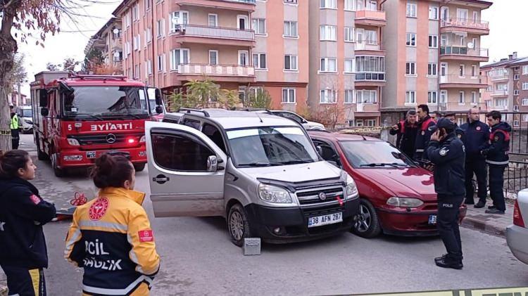 <p>Sivas'ta, el frenini çekmeyi unuttuğu hafif ticari aracının hareketlendiğini görünce durdurmaya çalışan Caner Gülhan (24), kendi aracı ile park halindeki otomobil arasında sıkışarak hayatını kaybetti.</p>undefined
