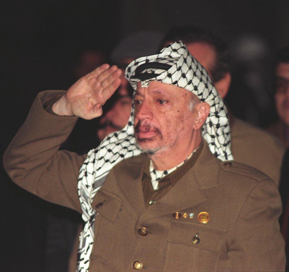 <p>Gençlik yıllarından itibaren İsrail işgaline direnen Filistinlilere yardım etmeye başlayan Arafat, 1948'de Arap-İsrail Savaşı başladığında halkının savaşçılarına silah temin etmeye çalıştı.</p>

<p> </p>
