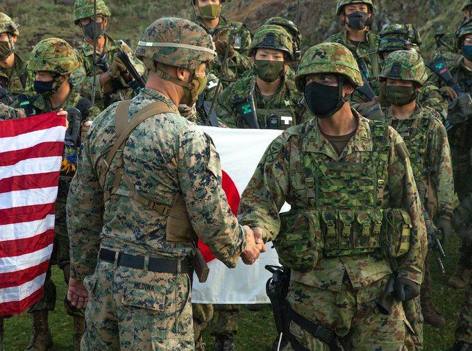 <p>Japonya ile ABD orduları, Japonya'nın uzak adalarının savunulması ile balistik füzelere müdahaleyi hedefleyen "Keen Sword" tatbikatını başlattı.</p>

