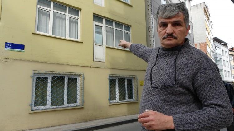 <p> Evin içerisinden direkt olarak 2 ve 3'üncü kattan sokağa çıkışı bulunan, görenlerin dikkatini çeken kapılar, bazı vatandaşlar tarafından fotoğraflanırken, ev sahiplerinin ise yurt dışında yaşadığı, yılda bir kez geldikleri öğrenildi.</p>
