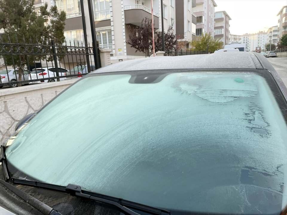 <p>Kentte yüksek kesimlerdeki kar yağışının ardından soğuk hava nedeniyle araçların camları buz tuttu, üzerlerinde kırağı oluştu.</p>
