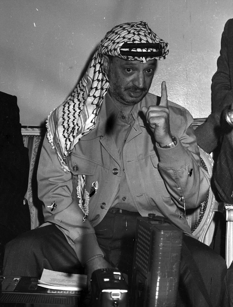 <p>Filistinlilerin daha çok "Ebu Ammar" olarak isimlendirdikleri Arafat, Filistin atkısı kufiye ve askeri üniformasıyla devrimci bir karakter ortaya koyarak, bağımsız Filistin mücadelesi için farklı yollar benimsedi.</p>

<p> </p>
