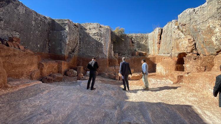 <p>Adıyaman'daki Perre Antik Kenti'nde yapılan kazılarda, Roma Dönemi'ne ait ve 3 dönümlük alana yayılan 1800 yıllık taş ocağı bulundu. Bulunan taş ocağı yapılacak canlandırmalarla birlikte turizme kazandırılacak.</p>
