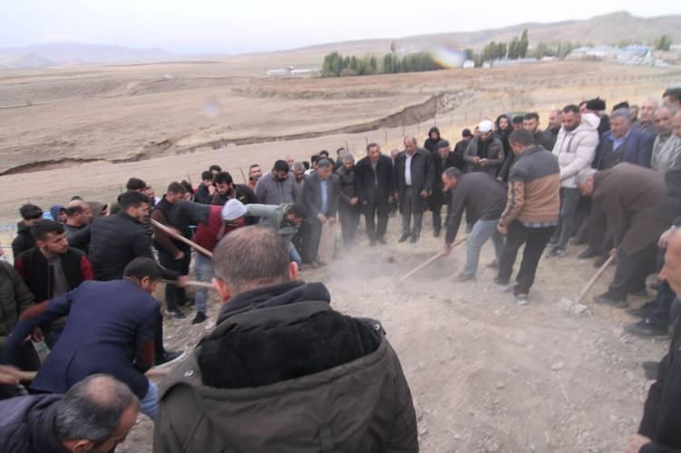 <p><strong>MEMLEKETİ VAN'DA TOPRAĞA VERİLDİ</strong></p>

<p>Kazada hayatını kaybeden 7 kişiden biri olan Kafkas Üniversitesi Sınıf Öğretmenliği Bölümü'nden geçen yıl mezun olan Serhat Bayraktutan'ın cenazesi toprağa verilmek üzere Van'ın Özalp ilçesine bağlı Çamurlu köyüne getirildi.</p>
