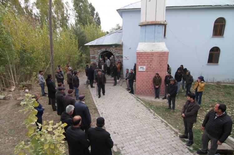 <p><strong>Karşı şeride geçen otobüs, yan yatan kamyonun kaldırılmasında çalışan kepçeye, ardından da kamyona çarptı. </strong></p>

