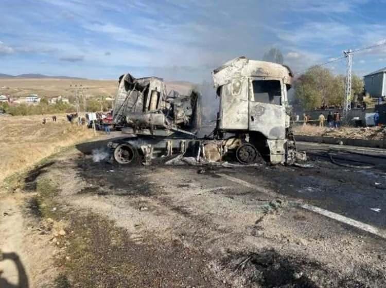 <p>Bunun üzerine bölgede önlem alan ekipler, trafiği tek şeritten verdi. Kazayla ilgili çalışmalar sürerken, Van'dan Ankara'ya gitmekte olan Abdulkerim Kınay yönetimindeki 34 EG 1164 plakalı 'Van Yolu' firmasına ait yolcu otobüsü sürücüsünün kontrolünden çıktı. </p>
