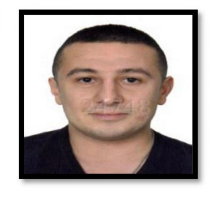 <p><strong>BARBAROS ALEMDAR:</strong> Firari organize suç örgütü lideri Galip Öztürk ile iltisaklı. 9 aranma kaydı varken Gürcistan'a firar etti. Bu ülkede yakalanıp 20 Mayıs 2022'de iade edildi.</p>
