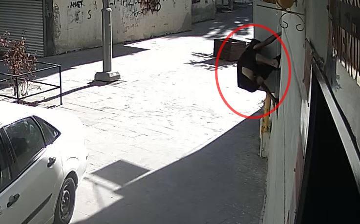 <p>Olay, yaklaşık bir ay önce Ziya Gökalp Mahallesi’ndeki Yıldız Camii’nde meydana geldi. Sabah saatlerinde cami tuvaletinin korkuluk demirlerinin arasından geçip, pencereden içeri giren kimliği belirsiz kişi, girişte, ücret alınan odada bulunan yaklaşık 3 bin TL bozuk parayı aldı. </p>
