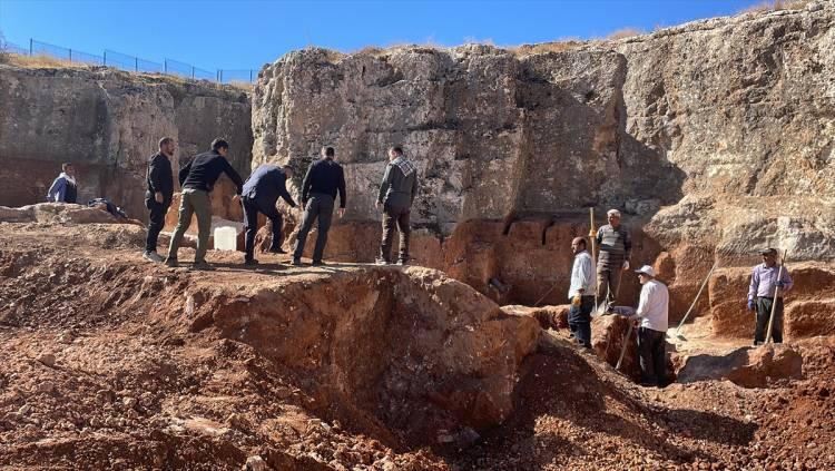 <p><strong>3 DÖNÜMLÜK TAŞ OCAĞI BULUNDU</strong></p>
<p> </p>
<p>Roma Dönemi'nin izlerini taşıyan antik kentteki kazılarda, bölgedeki yapılarda kullanılan blok taşların üretildiği, 3 dönümlük alana yayılan taş ocağı tespit edildi.</p>