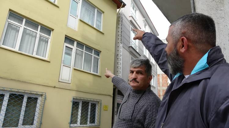 <p><strong>“Karadeniz halkının özelliği”</strong></p>
<p>Saffet Çelik isimli mahalle sakini balkonun yıkılmasının ardından kapıların boşta kaldığını ifade ederek, “Bu Karadeniz halkının özelliği, bazen böyle şeyler olacak” diye konuştu.</p>