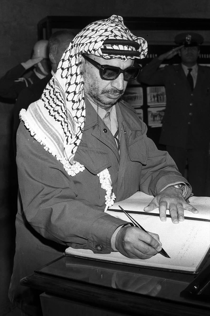 <p>Hayatı boyunca Filistin'in özgürlüğü için mücadele eden Yasir Arafat, vefatının üzerinden 18 yıl geçse de Filistin davasının en önemli simgesi olmaya devam ediyor.</p>
