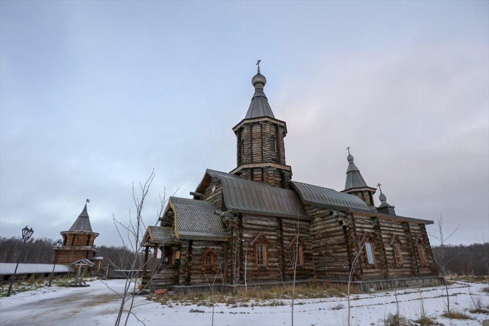 <p>Dünyanın en kuzeyde, Murmansk Bölgesi, Kola Yarımadası'nda Luostari köyü’nde 1533 yılında ahşap dokusuyla inşaa edilen Rus Ortodoks inancına ait ‘’Pechenga Manastırı’’ sahit olduğu savaşlar, yangınlar ve tahriplere rağmen aslına uygun korunarak ve belli bölümleri restore edilerek 490’ncı yaşına girmeye hazırlanıyor.</p>

<p> </p>
