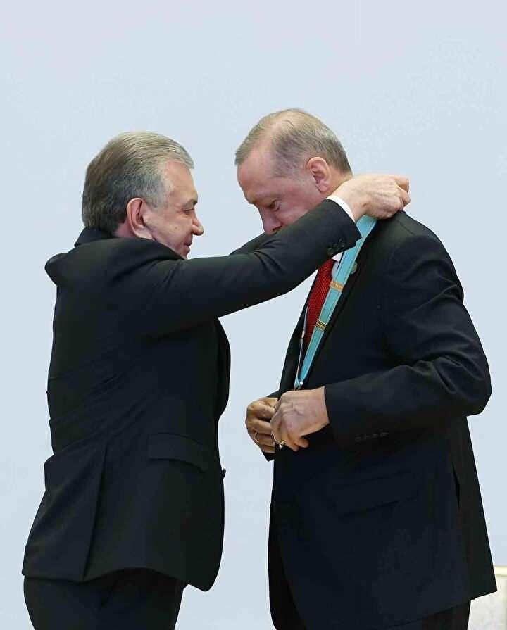 <p>"Ebedi Şehir" Kongre Merkezi`nde düzenlenen törende Özbekistan Cumhurbaşkanı Şevket Mirziyoyev, "Türk Dünyası Ali Nişanı"nı Erdoğan`a takdim etti.</p>
