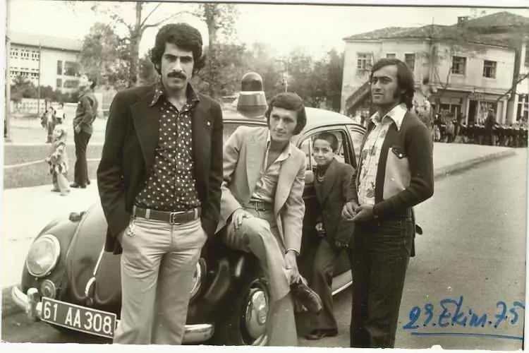 <p>Bir bayram günü Trabzon Lisesi önü. Trabzon 1975</p>
<p> </p>