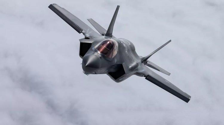 <p><strong>''Bir savunma şirketi olan Lockheed Martin’in taklit hesabı şöyle bir paylaşım yaptı. Hesap; ‘Amerika, Suudi Arabistan ve İsrail’e silah satışını durdurduk’ diye bir tweet attı. Sonrasında bu açıklamadan dolayı şirket hisselerinde yüzde 5’lik bir kayıp yaşandığını gördü borsadaki tüm kullanıcılar. Oldukça büyük bir yıkım. Ardından hemen yine bir ilaç şirketi için yapılan paylaşımda, yine taklit bir hesaptan yapılıyor ama bu hesap da onaylı bir hesap. Şöyle bir açıklama yapıldı, ‘insülin ilaçları artık ücretsiz’ gibi bir tweet atıldı. Sonrasında bu şirketin de borsadaki hisselerinde yüzde 3’ün üzerinde bir kayıp yaşandı. Bu kayıplar yüzde 3, yüzde 5, dile kolay gibi geliyor. Ama gün sonunda baktığınızda milyon dolarlardan bahsediyoruz. Borsada işlem gören bu şirketlerin değerleri milyonlarca doları buluyor. Dolayısıyla yüzde 3, yüzde 5’lik kayıplar bile oldukça can yakıcı olabiliyor.''</strong></p>

<p> </p>
