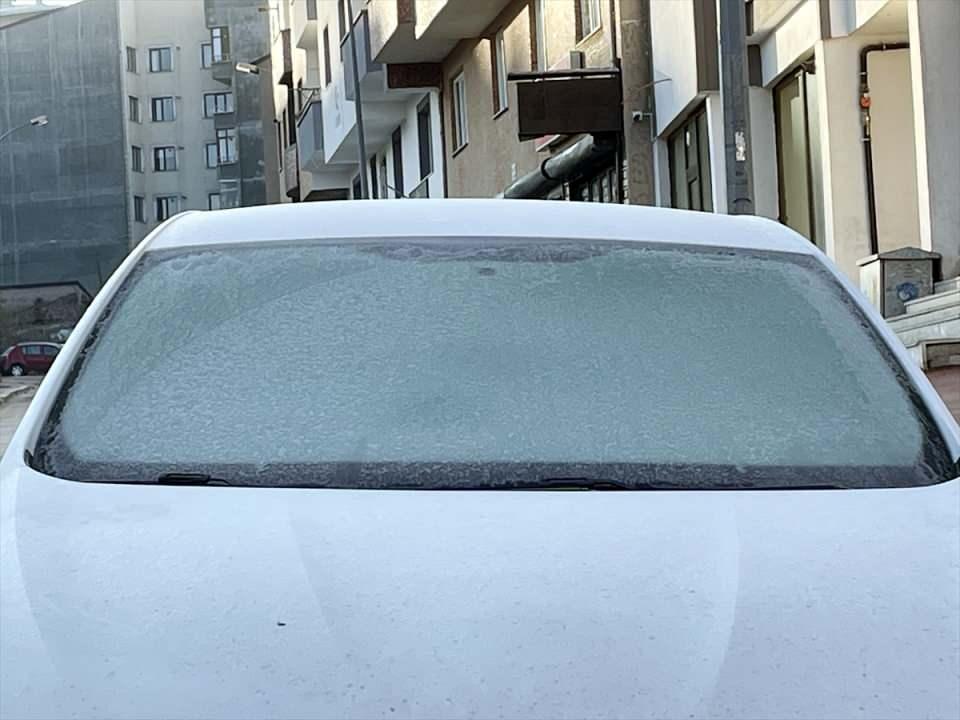 <p>Erzurum, Ağrı ve Kars'ta kar yağışının ardından soğuk hava ve sis hayatı olumsuz etkiliyor.<br />
<br />
Meteoroloji 12. Bölge Müdürlüğünden alınan bilgiye göre, Erzurum'da gece hava sıcaklığı sıfırın altında 3 derece ölçüldü.</p>

<p> </p>
