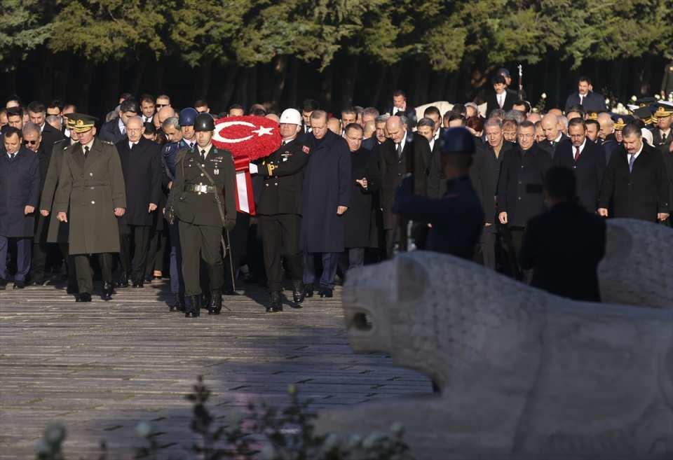 <p>Türkiye Cumhuriyeti'nin kurucusu Ulu Önder Mustafa Kemal Atatürk, ebediyete intikalinin 84. yılında Anıtkabir'de düzenlenen devlet töreniyle anıldı. </p>

