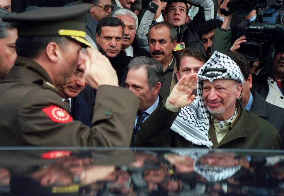 <p><strong>Sürgünden sürgüne zorlandı</strong></p>

<p>Fetih lideri Arafat, siyonizmi "düşünce, hedef, örgütlenme ve yöntem açısından saldırgan emperyalist faşist bir hareket" şeklinde niteleyerek, Filistinlilerin uluslararası camiada temsil edilebilmesi için Arap devletleri tarafından kurulan Filistin Kurtuluş Örgütü'nün (FKÖ) 1969'da liderliğini üstlendi.</p>
