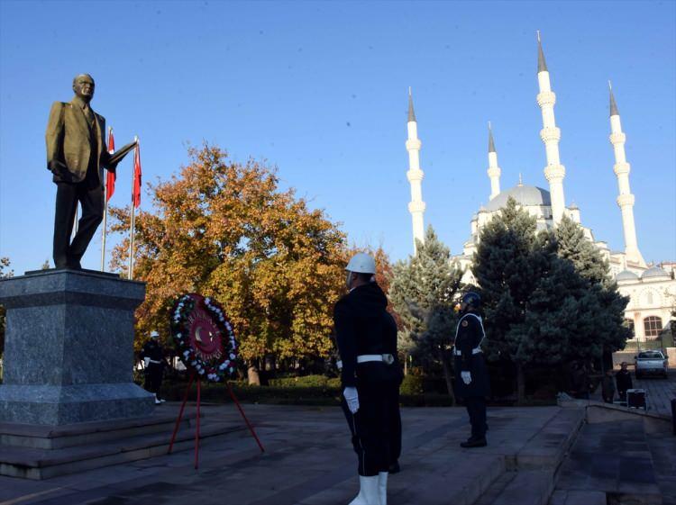 <p>Türkiye Cumhuriyeti'nin kurucusu Mustafa Kemal Atatürk, ebediyete intikalinin 84'üncü yılında saygıyla anıldı. Kırıkkale'de saat 09.05'te vatandaşlar saygı duruşunda bulundu.</p>

<p> </p>
