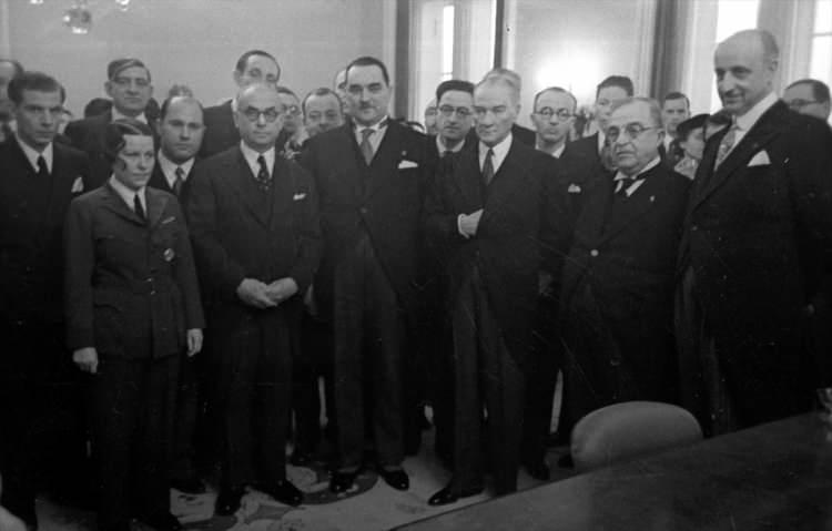 <p>Atatürk, 27 Şubat 1938'de Balkan Antantı Konseyi üyeleriyle Ankara'da toplantıda.</p>