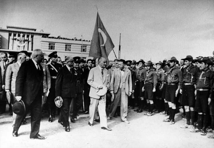 <p>Cumhurbaşkanı Atatürk'ün, 13 Kasım 1937'de Celal Bayar (sol 2) ile birlikte Sivas'a gelişi. </p>