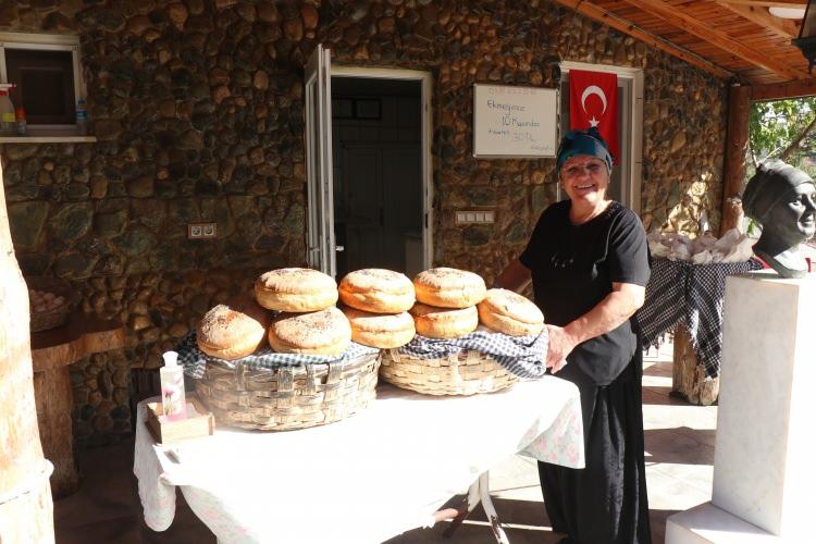 <p>Yani iğne oyasından daha zor diyebilirim. 13 saatte matador fırınlar 70 bin ekmek yapabiliyorlar. Bizim yaptığımız ekmek, hem yapımı aşaması hem unu hem tadıyla, en önemlisi de depremin enkazından inşa edilen fırında yapılmış olmasıyla özel" diye konuştu.</p>
