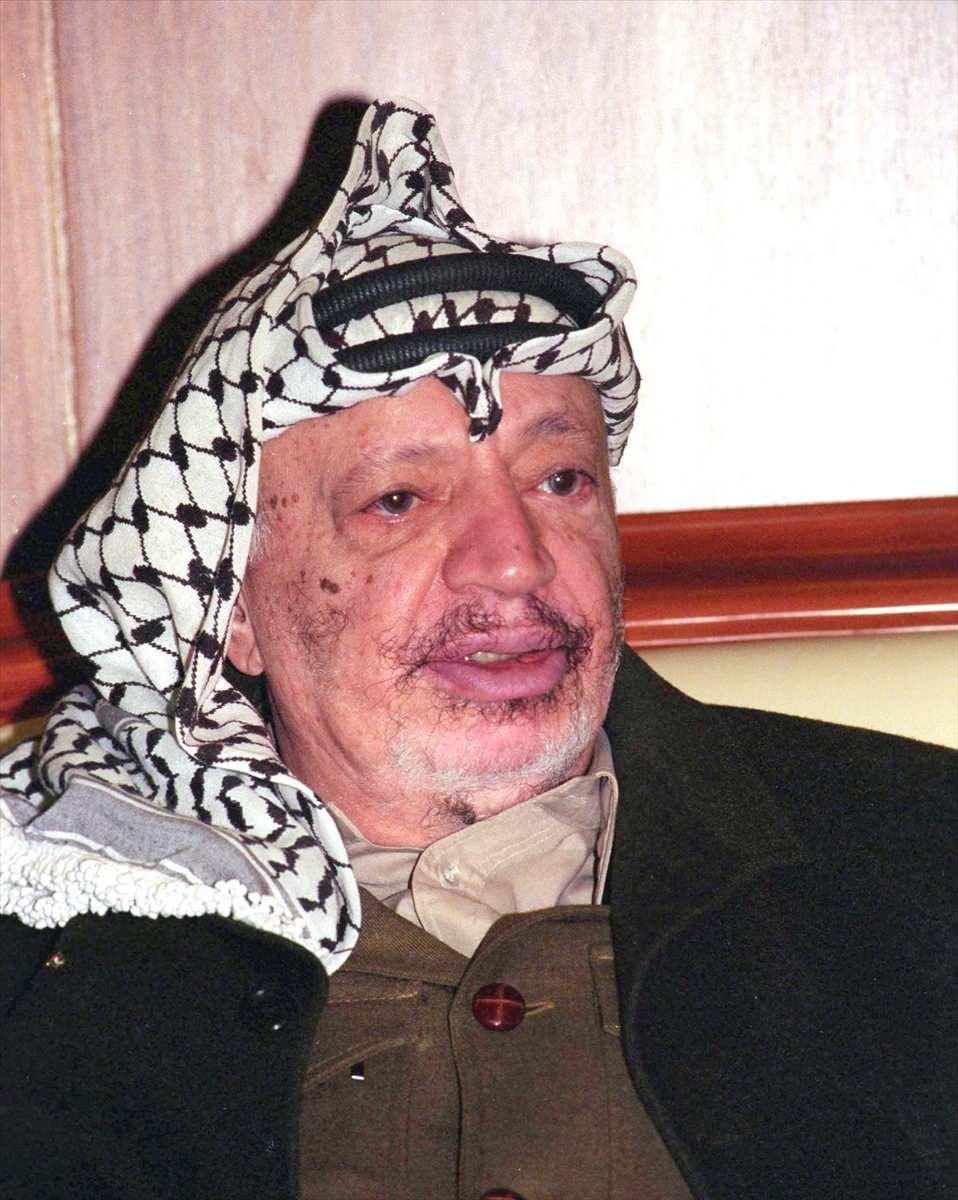 <p><strong>Filistin'in özgürlüğü için geçen bir ömür</strong></p>

<p>Gerçek adı Muhammed Abdurrahman bin Abdurrauf bin Arafat el-Kudve el-Hüseyni olan Arafat, gençlik yıllarından itibaren Sahabeden Ammar Bin Yasir ile Mekke’deki Arafat Dağı’na atfen Yasir Arafat adını ve Ebu Ammar kod adını kullanmaya başladı.</p>
