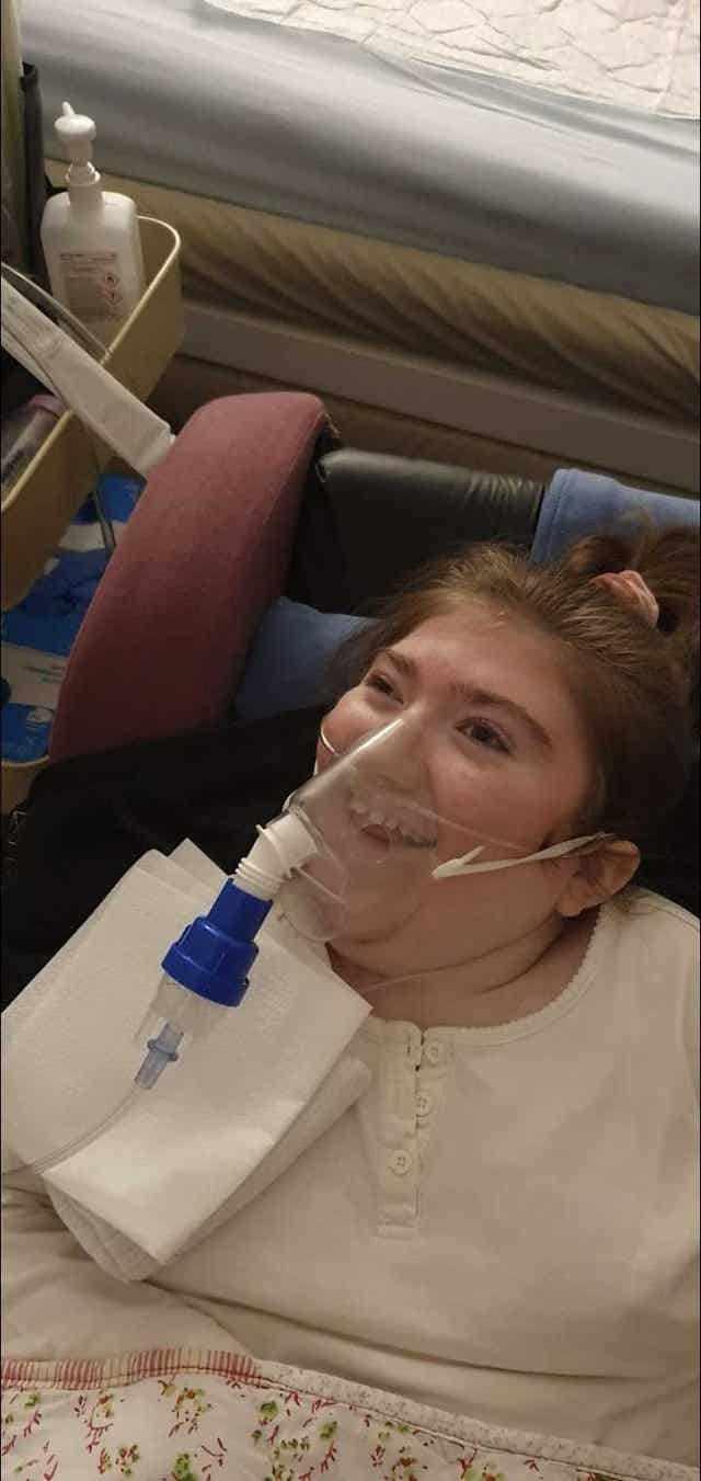 <p><span style="color:#000000"><strong>Anne ve kızıyla iletişime geçen ünlü oyuncunun bu hareketi büyük takdir topladı. </strong></span></p>