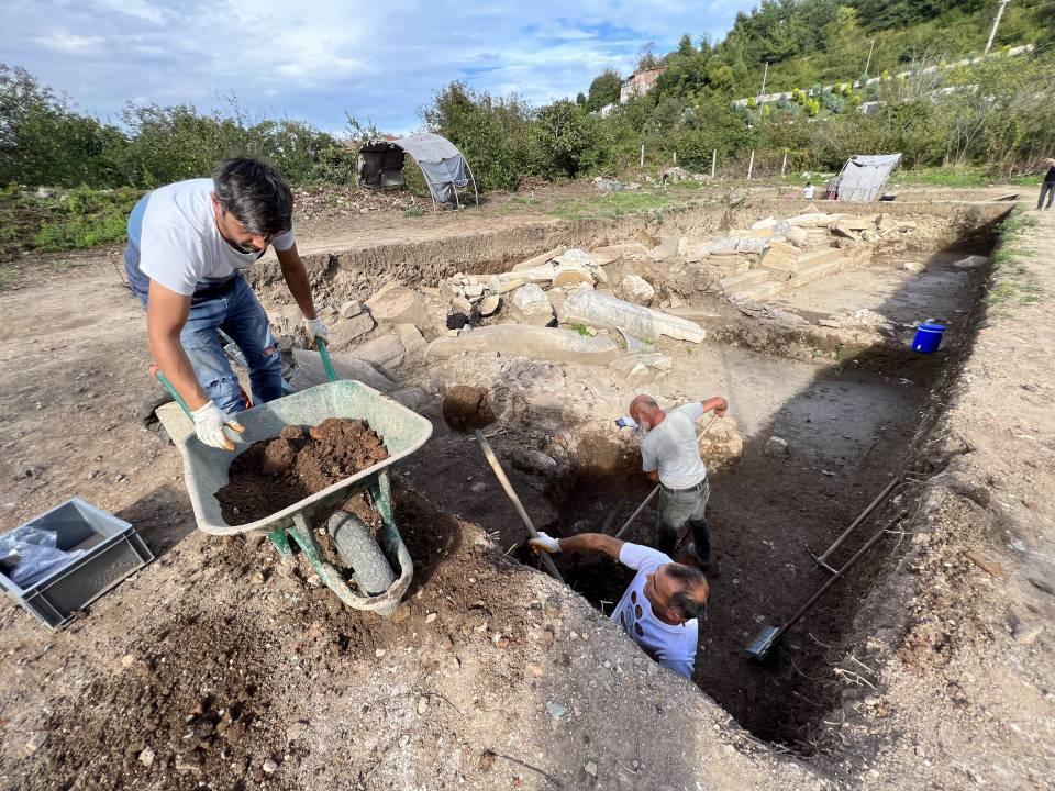 <p><strong>Eşi benzerine rastlanmayan tek örnek</strong><br />
Batı Karadeniz bölgesi genelindeki antik kent kazılarında daha önce eşi benzerine rastlanmayan, Anadolu’daki kurtarma kazılarında ise Roma Dönemi tabakasında bulunmuş tek örnek niteliğindeki tılsımlı nesnenin ünik bir eser olduğu ve önümüzdeki günlerde de Amasra Müzesinde sergileneceği öğrenildi. </p>
