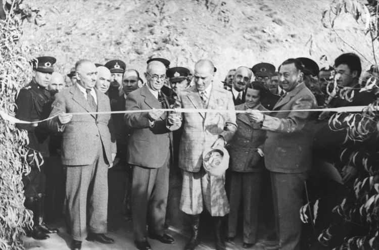 <p>Cumhurbaşkanı Atatürk, 17 Kasım 1937'de Tunceli'nin Pertek ilçesinde Singeç Köprüsü'nün açılışını yapmıştı. Başbakan Celal Bayar (sol 2), Salih Bozok (solda), Sabiha Gökçen (Atatürk'ün sağında), İçişleri Bakanı Şükrü Kaya (sağda).</p>