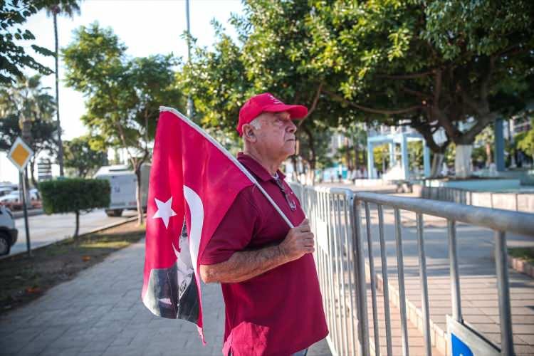 <p>Türkiye Cumhuriyeti'nin kurucusu Mustafa Kemal Atatürk, ebediyete intikalinin 84'ncü yılında saygıyla anıldı. Mersin’de vatandaşlar, saat 09.05'te saygı duruşunda bulundu.</p>

<p> </p>
