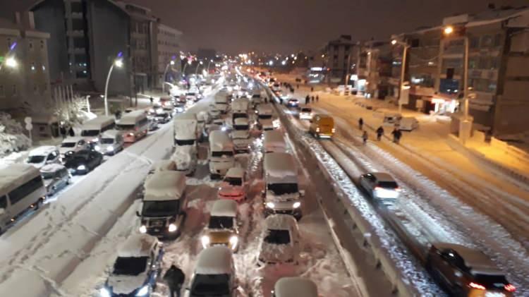 <p>Kuzey ve iç kesimlerde yaklaşık hava sıcaklığı 8 ile 10 derece arası düşecek.</p>
