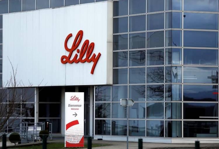 <p>İlaç üreticisi Eli Lilly ve Company, mavi tikli bir hesabın insülinin ücretsiz olacağını tweet’lemesinden sonra bir özür yayınladı. Özürden sonra şirketin hissesi ciddi biçimde değer kaybetti. ABD’de sağlık hizmetlerinin fahiş fiyatlı olması uzun süredir siyasetin merkezinde olan bir konu.</p>
