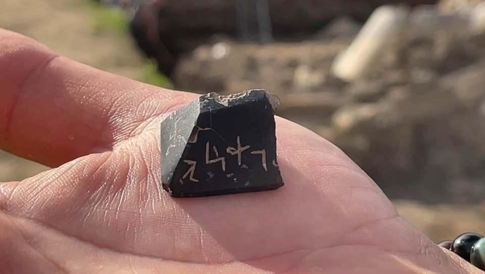 <p>Amastris Antik Kenti kurtarma kazıları sırasında üzerinde kazıma çizgiler yer alan piramidal formda taş amulet (tılsımlı olduğuna inanılan nesne) bulundu.</p>

