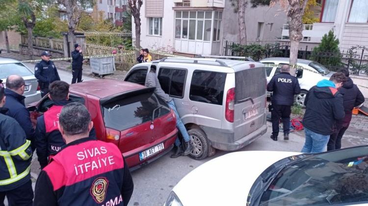 <p>Sürücüyü fark edenler, sağlık ekibi çağırdı. İhbarla gelen sağlık ekiplerinin yaptığı kontrolde Gülhan'ın hayatını kaybettiği belirlendi.</p>undefined