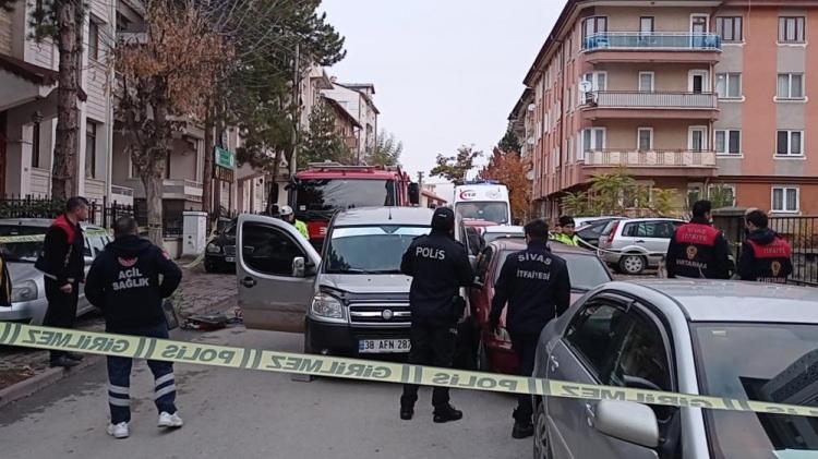 <p>Sivas'ta meydana gelen feci kazada bir kişi iki aracın arasında sıkışarak hayatını kaybetti.</p>
