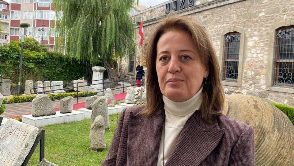 <p>Eserin Anadolu’daki kazılarda Roma yapısında bulunmuş tek örnek olduğunu kaydeden Bartın Üniversitesi Arkeoloji Anabilim Dalı Başkanı Öğr. Üyesi Doç. Dr. Fatma Bağdatlı Çam, “Öncelikle Amasra Müzesi kazı başkanlığında yürütülen Amastris Antik Kent Kurtarma Kazısı 2022 çalışmaları sırasında söz konusu eseri tespit etmiş bulunmaktayız.</p>
