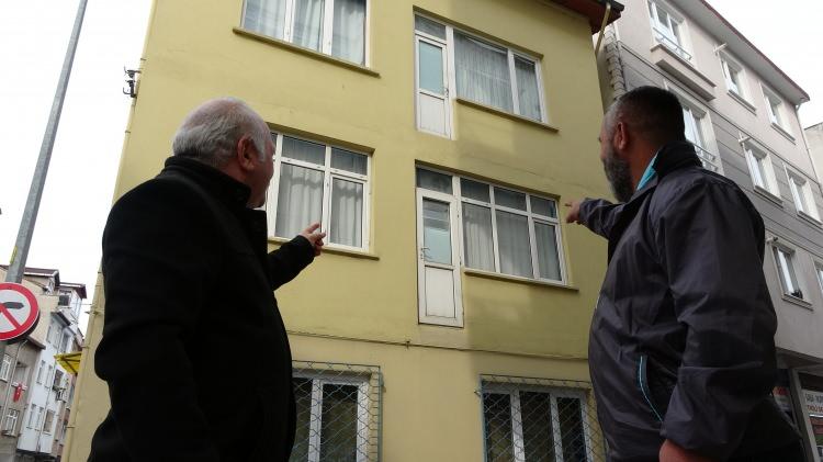<p><strong>“İlginç bir durum”</strong></p>

<p>Kapıların askıda kalmasının ilginç bir durum olduğunu ifade eden Hüseyin Kağan Pamuk da kapıların bu şekilde durmasının bir mantığı olmadığını ve görenlerin dikkatini çektiğini ifade ederek, “İlginç bir durum. Karadeniz zekası Türkiye’de başka yerde yok. Eskiden burası sokaktı ve merdivenler vardı. Gelişme olduğu için buradan yol geçti ve balkon kapandı” şeklinde konuştu.</p>
