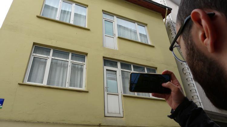 <p><strong>“Görenler şaşırıyor, fotoğraf çekenler oluyor”</strong></p>

<p>Mahalle sakinlerinden Ertan Mızrak, balkon kapılarını ilk kez görenlerin şaşırdığını ve fotoğraf çektiklerini belirterek, “Binada önceden balkon vardı. Burası normalde binaya ait yeşil alan. Buraya yıllar önce yol açıldı, o esnada büyük araçlar geçemeyince balkon iptal oldu.</p>
