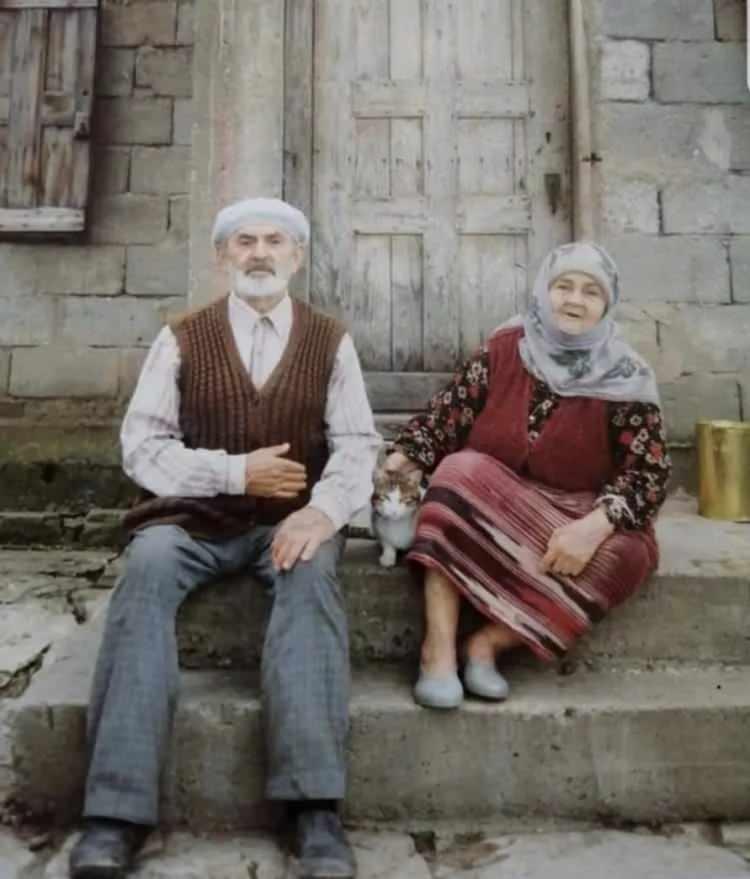 <p>Evlerinin önünde kedileriyle oturan çift. Bulancak/Giresun 1990</p>
<p> </p>