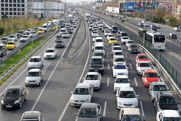 <p>Sıfır ve ikinci el araba otomobil fiyatları binlerce kişinin ÖTV matrahında uygulanması beklenen yeni düzenleme ile beraber gündemdeki yerini aldı. Son günlerde gerek piyasayı takip etmek isteyen gerekse araç almayı düşünen vatandaşlar indirimden faydalanmak üzere araştırmalarına başladı. </p>
