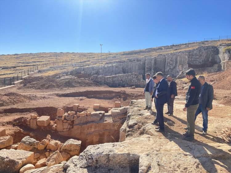 <p>Antik dönemin çok özel bir taş ocağını ortaya çıkardıklarını ifade eden Alkan, </p>
<p> </p>
<p><strong>"Taş ocağında hala günümüze kesilerek yarıda bırakılmış taşlar mevcut. Antik dönemde belki Perre Antik Kenti'nin yürüme yolunun, özellikle merdivenli yolun taş kesiminin burada yapılıp oraya götürüldüğü tahmin edilmektedir. Perre Antik Kenti önemli bir alan olarak karşımıza çıkıyor."</strong> değerlendirmesini yaptı.</p>