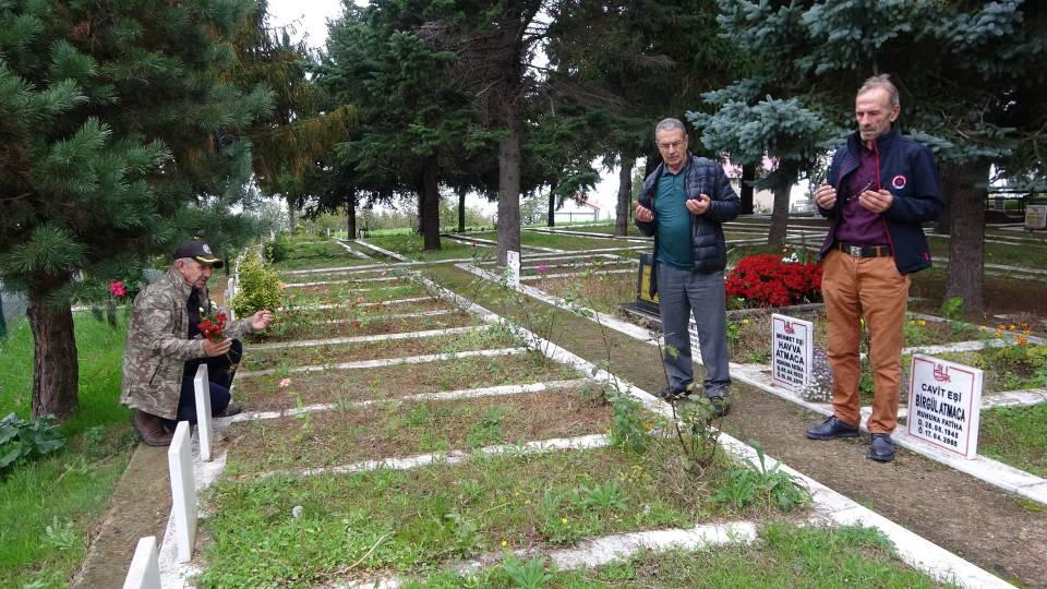 <p> Oradakilere göre bizim mezarlıklarımızı düzensiz gördüm. Conkbayırı'ndan gelirken Anzaklar'ın, Fransızlar'ın mezarlarını gördüm. Çok düzenli çiçekler içeresinde. Mesleğim devam ettiği için o zamanlar pek ilgilenemedim ancak bu bende uhde kaldı. Emekli olursam müsait zaman bulursam bunu kendi mahallemde uygulamaya koyacağım dedim. Nitekim 2012 yılında bu imkânı buldum. </p>
