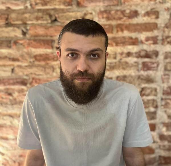 <p>Eskişehir Odunpazarı Modern Müze'de (OMM) sanatçı Ata Doğruel, 'Işık Kaynağı' isimli performansıyla 40 gün/960 saat boyunca karanlık odada kalacak. Sanatçının kaldığı oda sadece ziyaretçilerin getirdiği mumlar ile aydınlatılacak ve Türkiye'de bir müzenin ev sahipliği yaptığı ilk en uzun süreli ve kesintisiz performans olacak. </p>