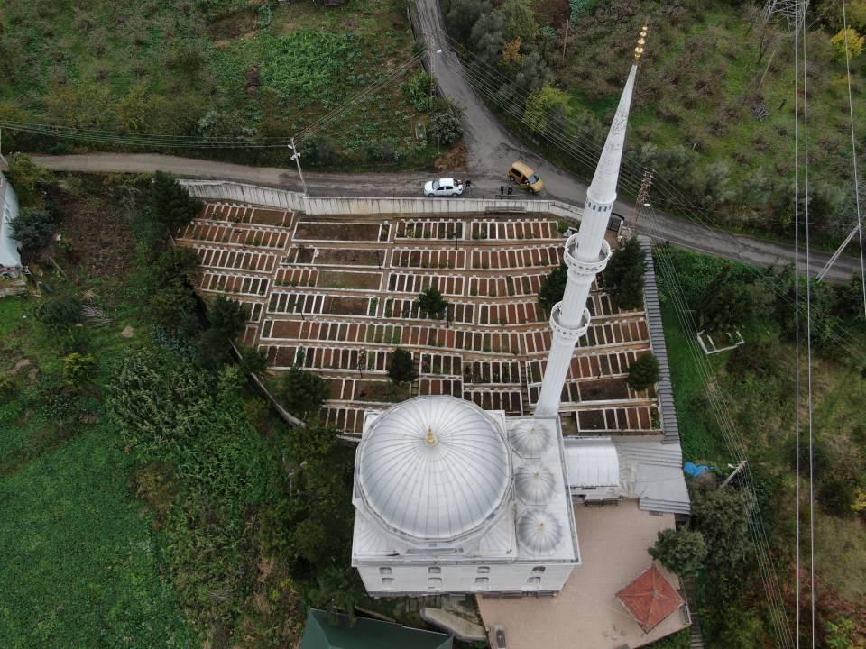 <p>Her şeyi kendimiz imkânlarımızla beden gücümüzle yaptık. Dışardan katkı veren olmadı. Dışardan gelenler çok beğeniyor. Aynı Çanakkale şehitliğine benziyor” derken, mahalle sakinlerinden Hüseyin Cömert ve Yılmaz Demirci ise “Mahallenin katkısıyla kendi imkânlarımızla bu hale getirdik. Çanakkale Şehitliği'ne benziyor, oraları andırıyor. Çanakkale’deki şehitliğe gittim gördüm burası da aynısı gibi. </p>
