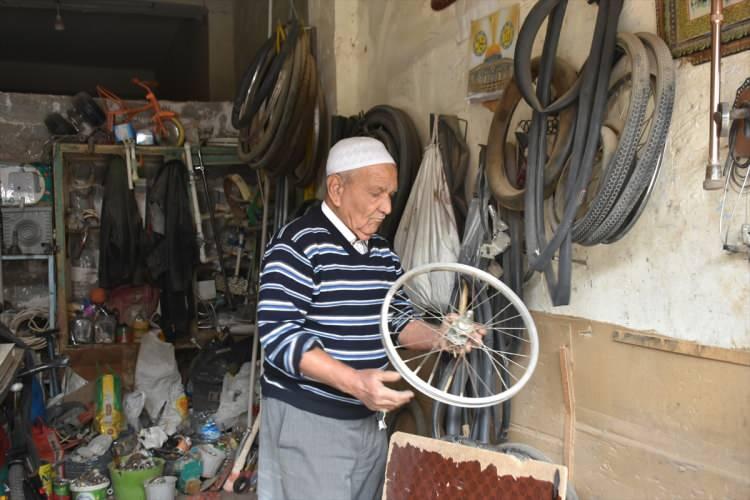<p>Ülkede araba sayısının az olduğu dönemlerde bisikletin daha çok çocuklar tarafından kullanıldığını dile getiren Ali, "Son yıllarda bisiklet öğrenciler ve üniversiteliler tarafından kullanılmaya başlandı. </p>

<p> </p>
