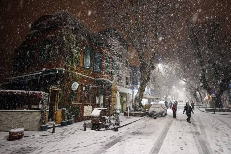 <p>Halk arasında buna sadece pastırma yazı denmiyor, pastırma yazı ve ayazı deniyor. Yani gündüzü yaz, gece ayaz bu da etkili olan yüksek basınçtan kaynaklanıyor. ​</p>
