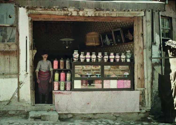 <p>Rengarenk topitop şekerci dükkanı. Bursa 1913</p>