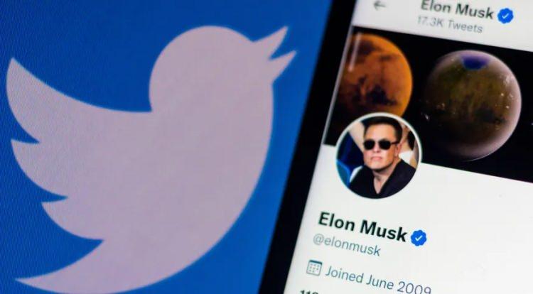 <p>Twitter, Musk’ın işten çıkarılmasından sağ kurtulan üst düzey yöneticileri de hızla kaybediyor. Şirketin bilgi güvenliği şefi, baş gizlilik yetkilisi ve baş uyum görevlisi kısa süre önce istifa ederek şirketi potansiyel yeni FTC cezalarına maruz bıraktı. Bloomberg’in bildirdiğine göre, diğer iki yüksek profilli yönetici, tröst ve Safety başkanı Yoel Roth ve müşteri çözümlerinden sorumlu başkan yardımcısı Robin Wheeler de Perşembe günü istifa etti. İkili, Musk’a bir gün önce Twitter’ın  reklamverenlerine güvence vermek amacıyla bir belediye binasında katılmıştı.</p>
