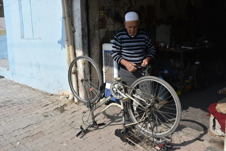 <p>AA muhabirine açıklamada bulunan Ali, mesleğini çok sevdiğini ve gücü yettiği kadar bisiklet tamirciliği yapacağını söyledi.</p>

<p> </p>
